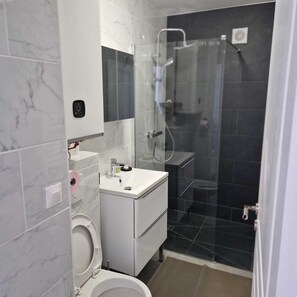 Dusche, Haartrockner, Handtücher, Seife
