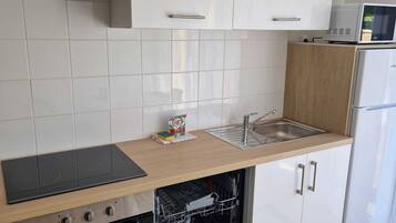 Réfrigérateur, micro-ondes, four, plaque de cuisson