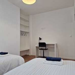 2 Schlafzimmer, Schreibtisch, Bügeleisen/Bügelbrett, Reisekinderbett