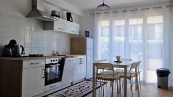 Réfrigérateur, micro-ondes, four, plaque de cuisson