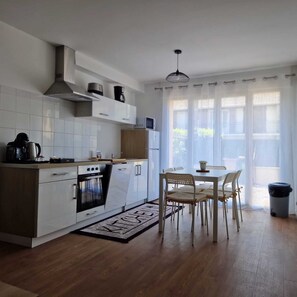 Kjøleskap, mikrobølgeovn, ovn og kokeplater