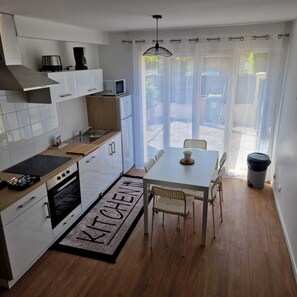 Kühlschrank, Mikrowelle, Ofen, Herdplatte