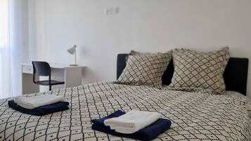 2 chambres, bureau, fer et planche à repasser, lit parapluie