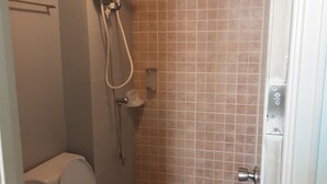 A small bathroom with a toilet, a shower, and a sink. - Room-t8@impact Challenger Mueang Thon Th (Pak Kret)