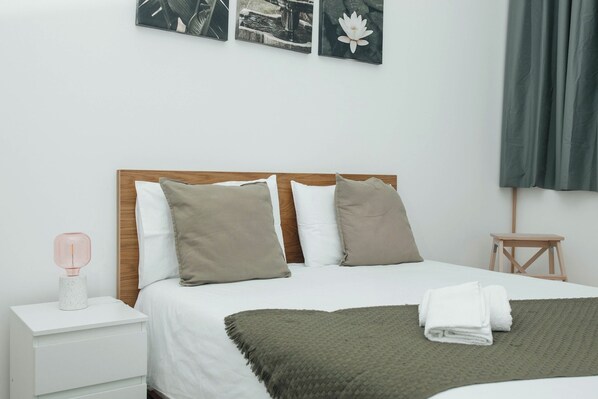 4 habitaciones, escritorio y tabla de planchar con plancha 