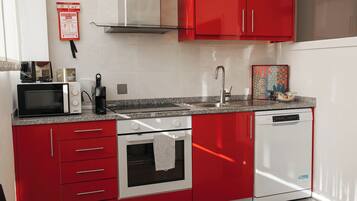 Køleskab, mikrobølgeovn, ovn, kogeplade