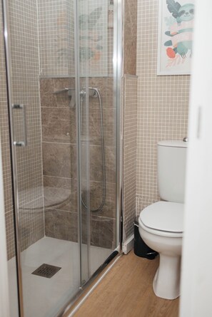 Shower, hair dryer, towels, soap - Júlio de Matos Guest House (Porto)