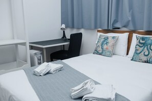 4 bedrooms, desk, iron/ironing board, travel crib - Júlio de Matos Guest House (Porto)