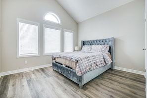 Family House | 4 bedrooms, iron/ironing board, free WiFi - Aaira Suites 4 Bedroom (Brampton)