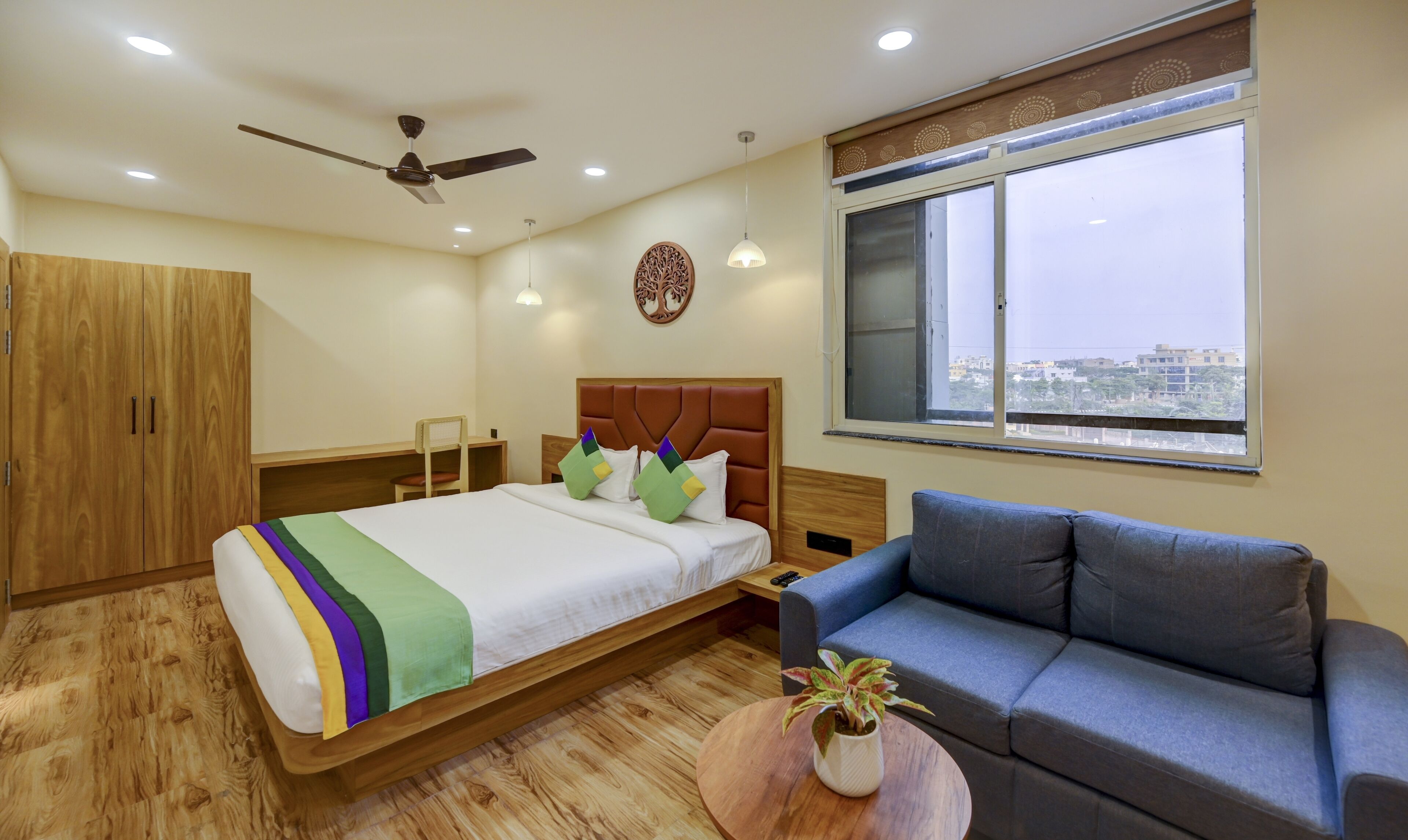 Camera Deluxe | Una scrivania, ferro/asse da stiro, lenzuola