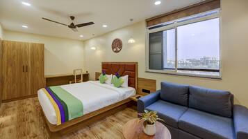 Camera Deluxe | Una scrivania, ferro/asse da stiro, lenzuola