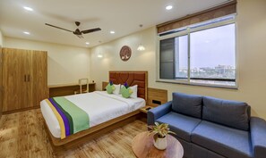 Phòng Deluxe | Bàn, bàn ủi/dụng cụ ủi quần áo, bộ trải giường