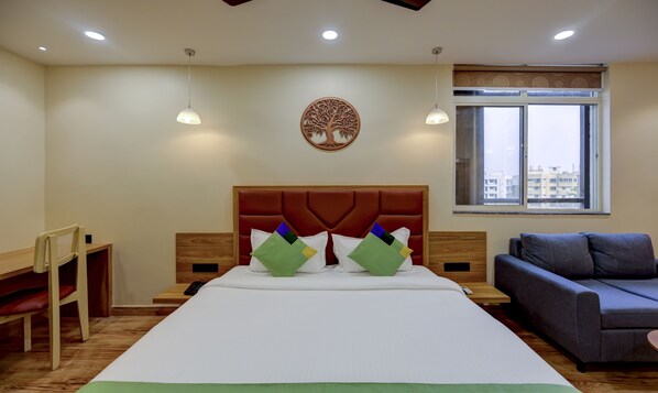 Deluxe Room | Desk, iron/ironing board, bed sheets