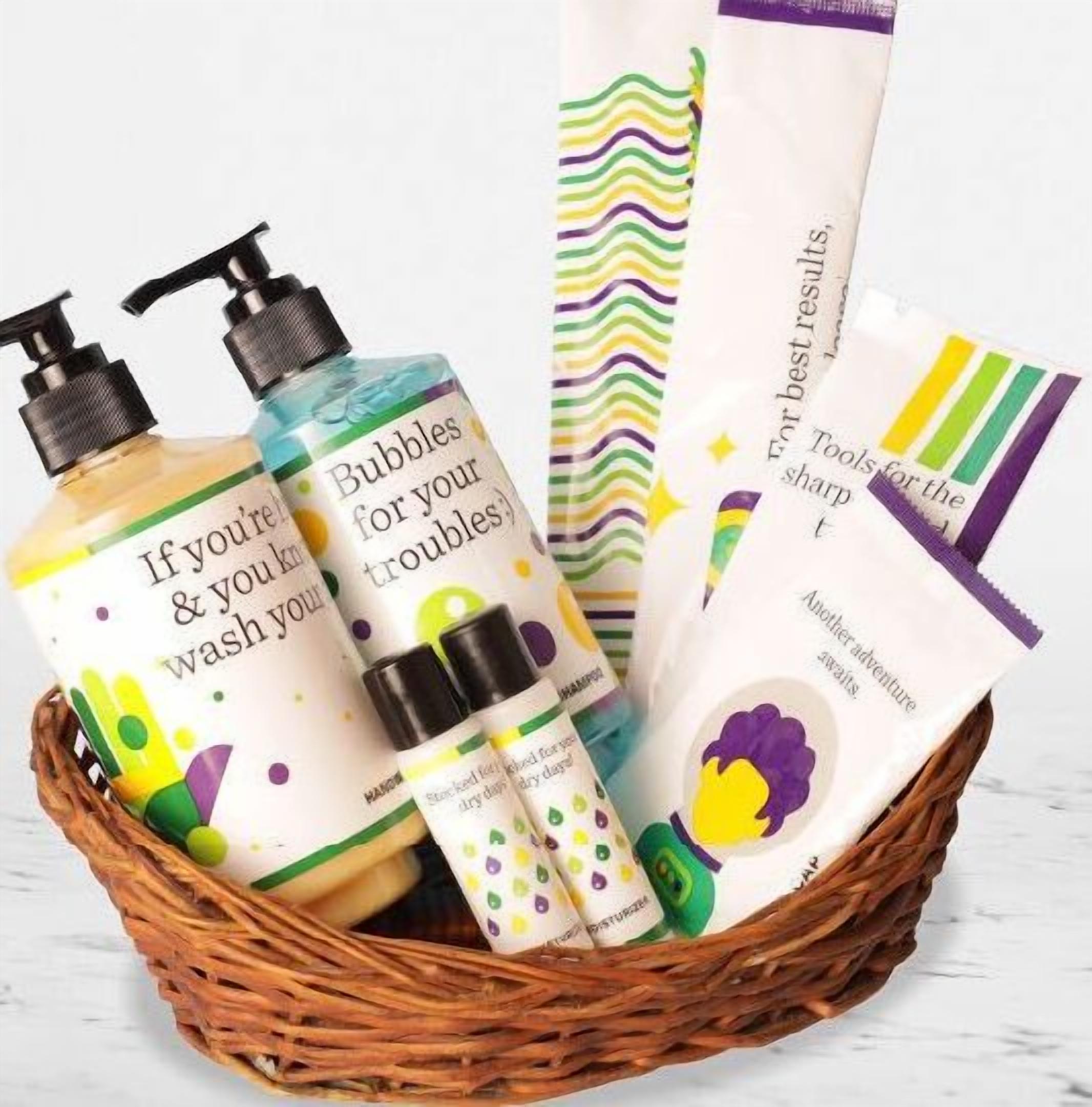Un panier contenant divers produits d’hygiène personnelle, notamment du shampoing, de l’après-shampoing et du gel douche.