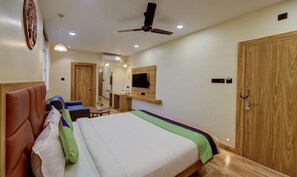 Deluxe Room | Desk, iron/ironing board, bed sheets