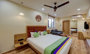 Deluxe Room | Desk, iron/ironing board, bed sheets