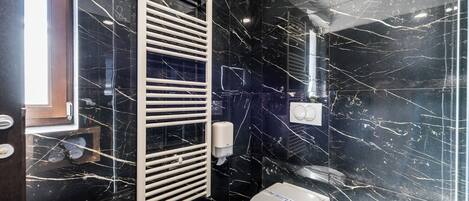 Secador de cabelo, toalhas de banho, sabonete, shampoo