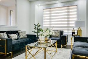 Executive House | Living area - Aaira Suites Luxury Villa (Brampton)