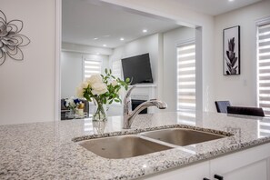 Rumah Eksekutif | Dapur pribadi | Lemari es besar, microwave, oven, dan kompor