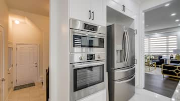 Casa ejecutiva | Cocina privada | Refrigerador con congelador, microondas, horno y parrilla de estufa