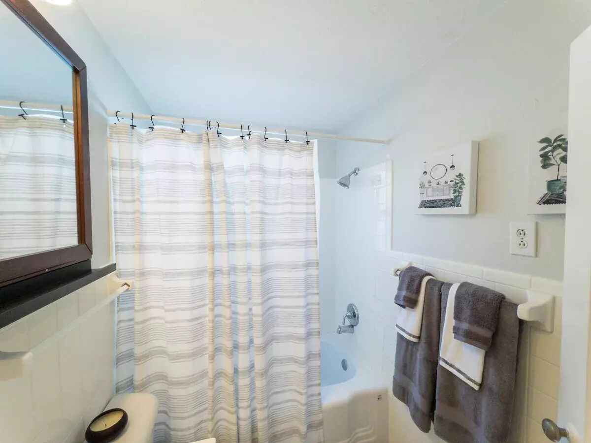 Cozy Bungalow in Prime location!