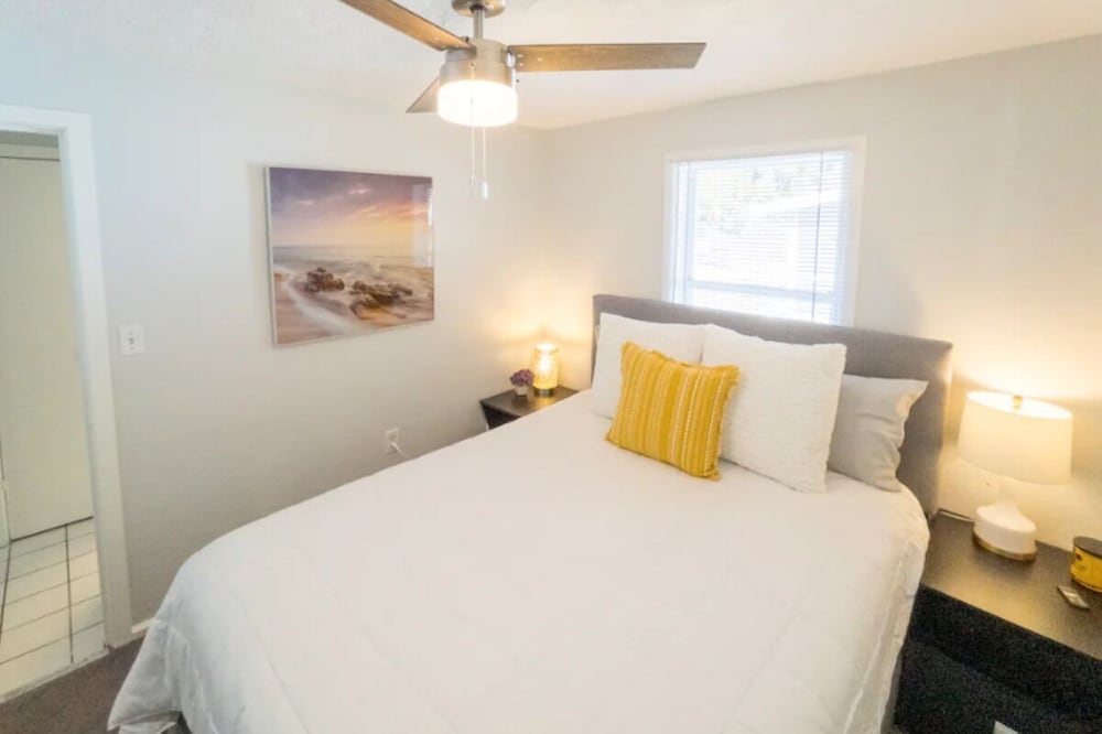 Cozy Bungalow in Prime location!