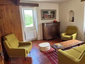 Table de tennis de table, livres, chaîne hi-fi