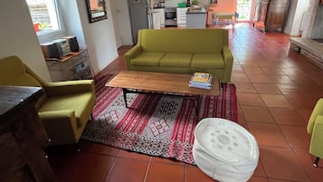 Ett bordtennisbord, böcker och en stereo