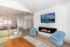 Smart TV, fireplace - LAKESIDE SERENITY- panoramic views on a private road, sleeps 14  (Carolina Beach)