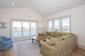 Smart TV, fireplace - LAKESIDE SERENITY- panoramic views on a private road, sleeps 14  (Carolina Beach)
