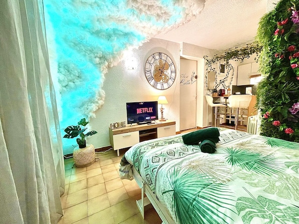 Een bureau, een strijkplank/strijkijzer, gratis wifi, beddengoed