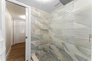 Dusche, Handtücher, Seife, Shampoo