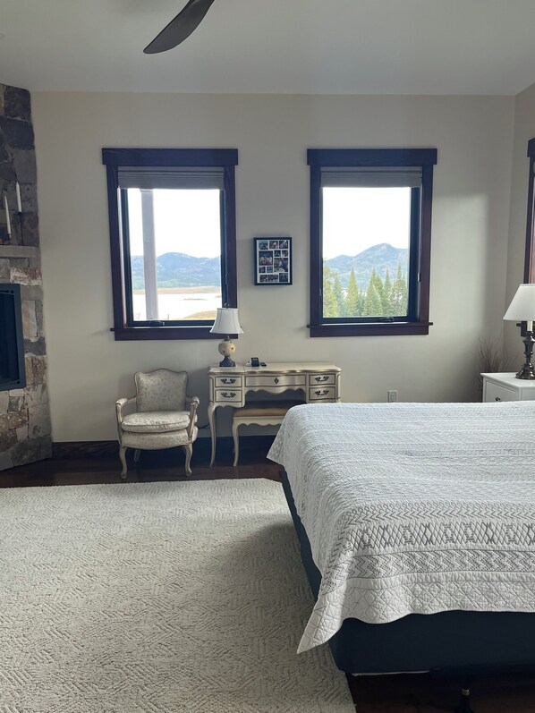 3 bedrooms, desk, iron/ironing board, free WiFi - Views, views, views!!! Secluded setting over-looking beautiful Steamboat Lake. (Clark)