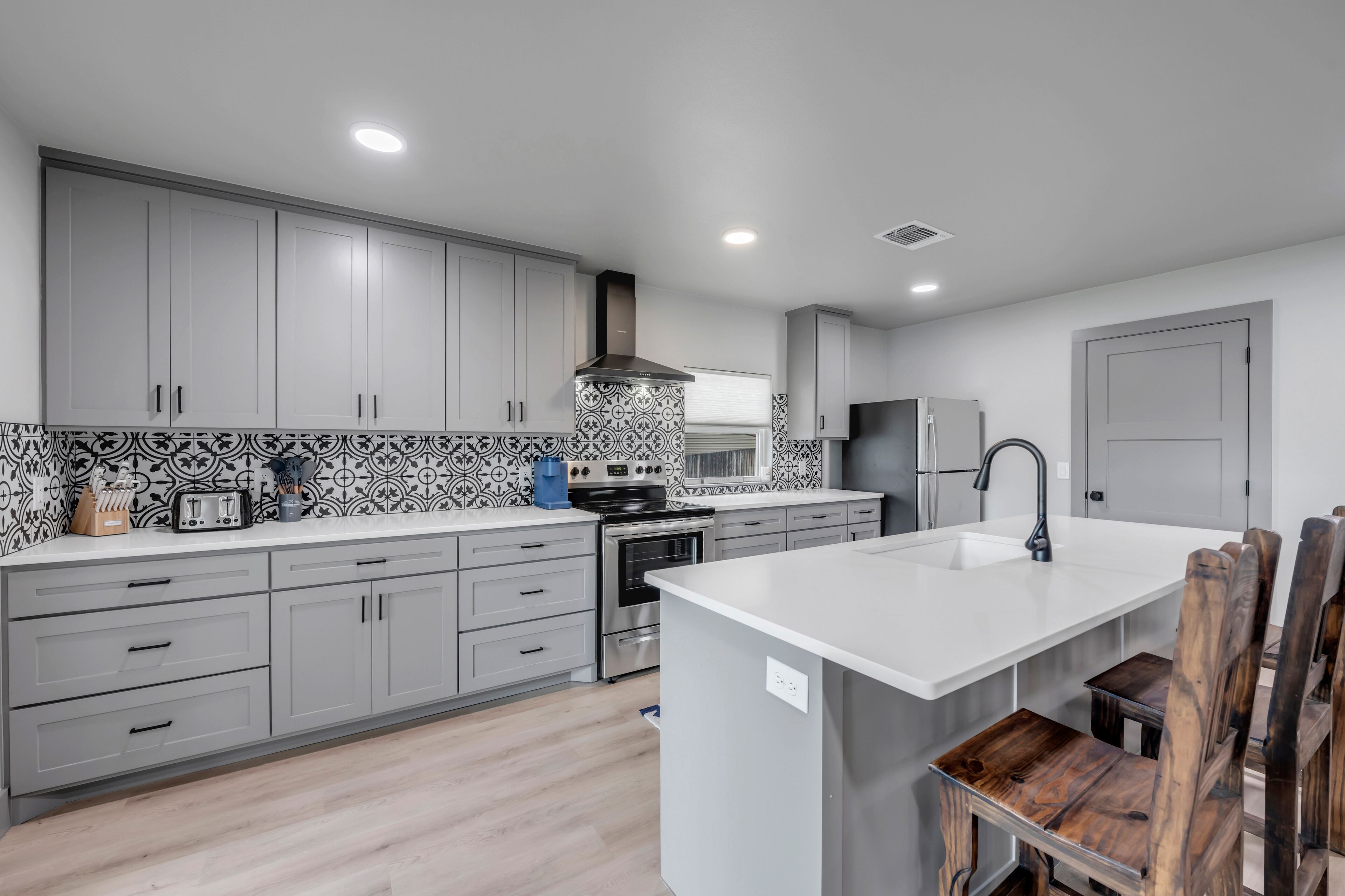 *New Listing* Endless Summer l Waterfront Home With Pool On The Colorado Arm