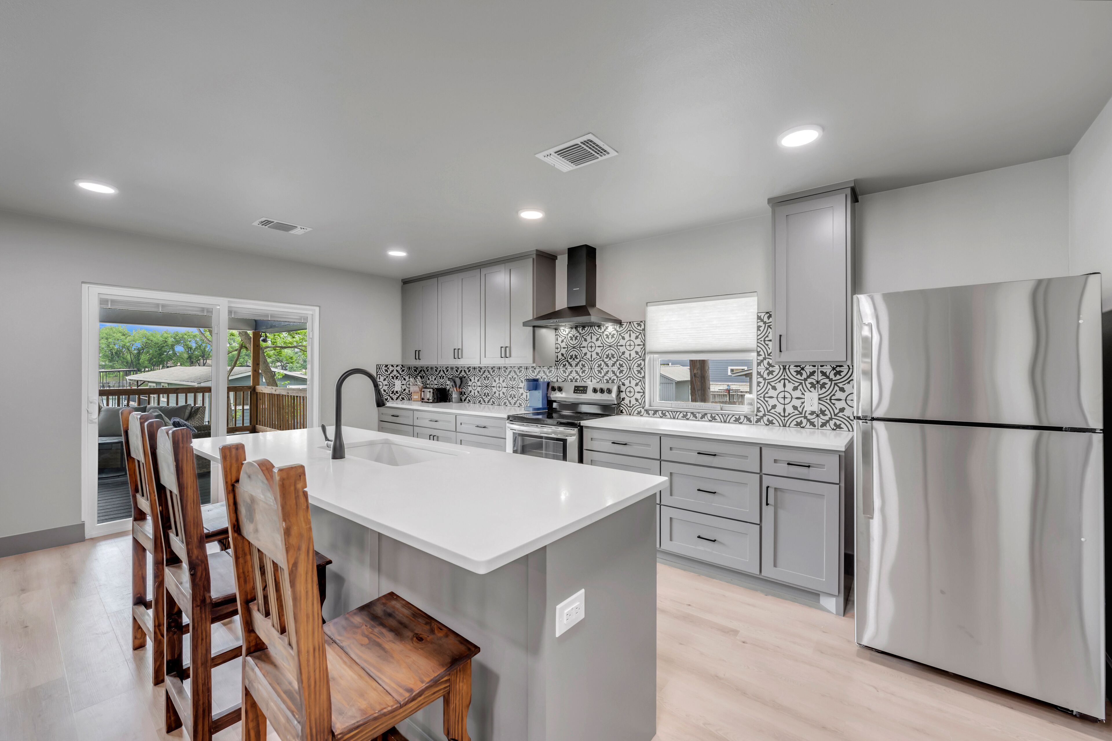 *New Listing* Endless Summer l Waterfront Home With Pool On The Colorado Arm