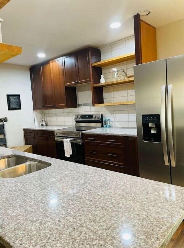 Een koelkast, een microgolfoven, een oven, een kookplaat