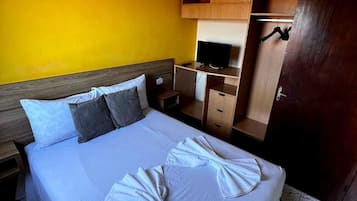 Lägenhet Standard | Minibar, skrivbord, arbetsyta för laptop och mörkläggningsgardiner
