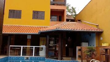 2 albercas al aire libre