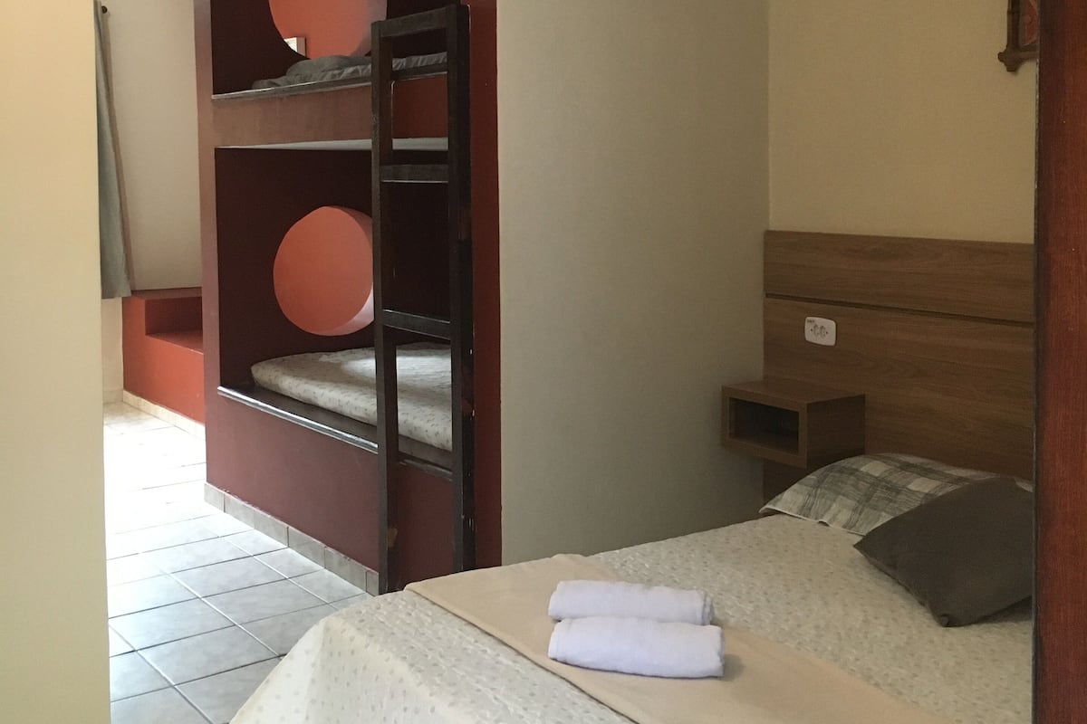 Minibar, escritorio y espacio para trabajar con laptop