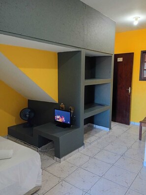 Minibar, bureau, espace de travail pour ordinateur portable