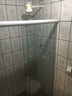 Habitación cuádruple estándar | Baño | Regadera, toallas, papel de baño 