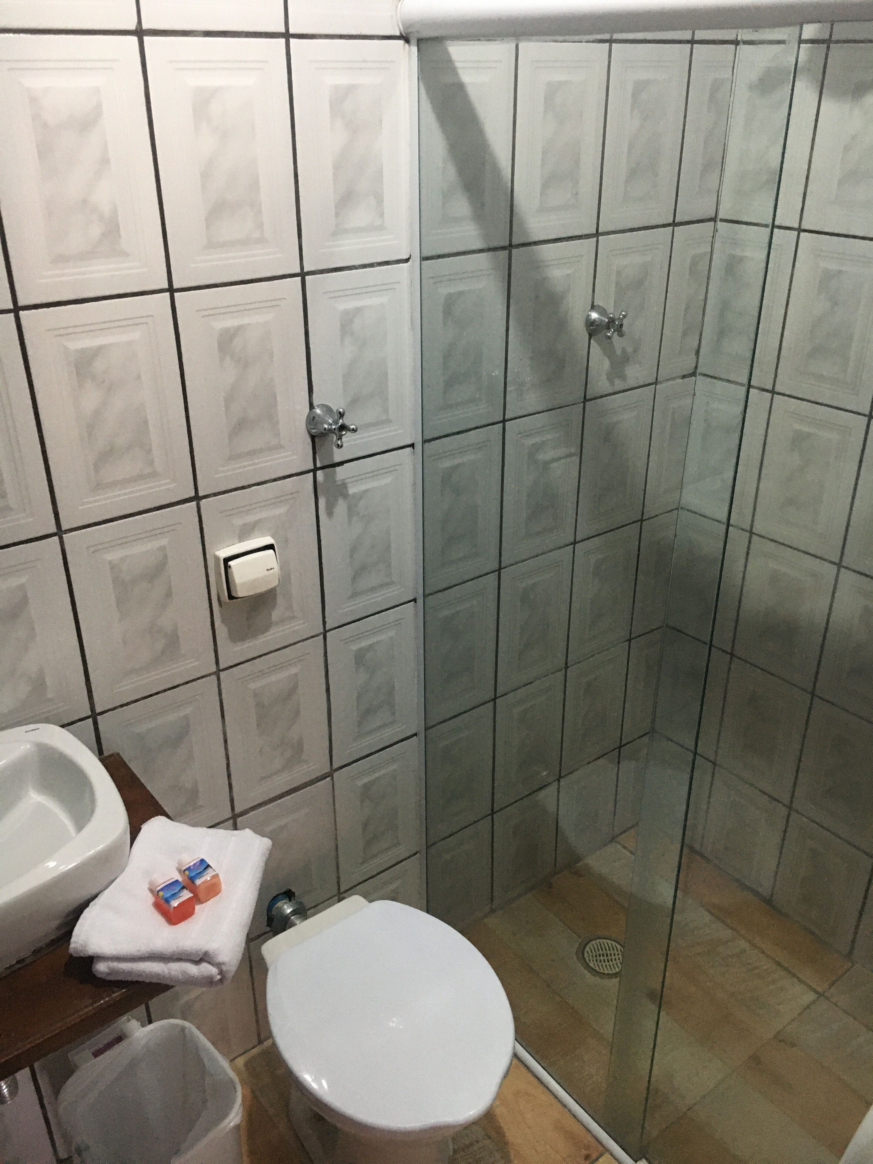 Un bagno con il water, un lavandino e una doccia.