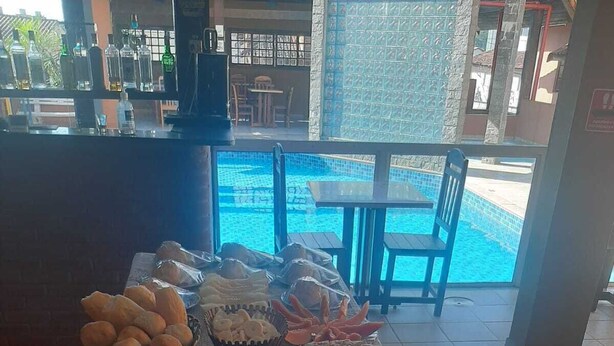 Een ontbijtbuffet met diverse broden, gebak en drankjes.