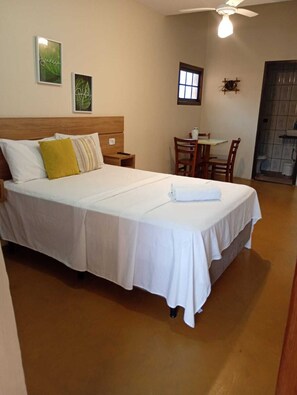 Habitació triple estàndard | Minibar, escriptori i espai de treball apte per a portàtils 