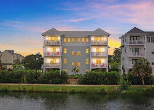 10 BR, Sleeps 26, Panoramic Views, Walk to Beach + Boardwalk, Directly on Lake