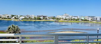 10 BR, Sleeps 26, Panoramic Views, Walk to Beach + Boardwalk, Directly on Lake