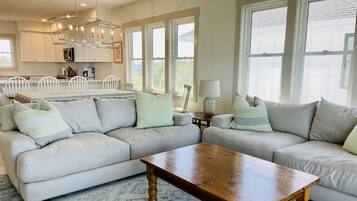 Una Smart TV, una chimenea, libros