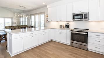 Køleskab, mikrobølgeovn, ovn, kogeplade