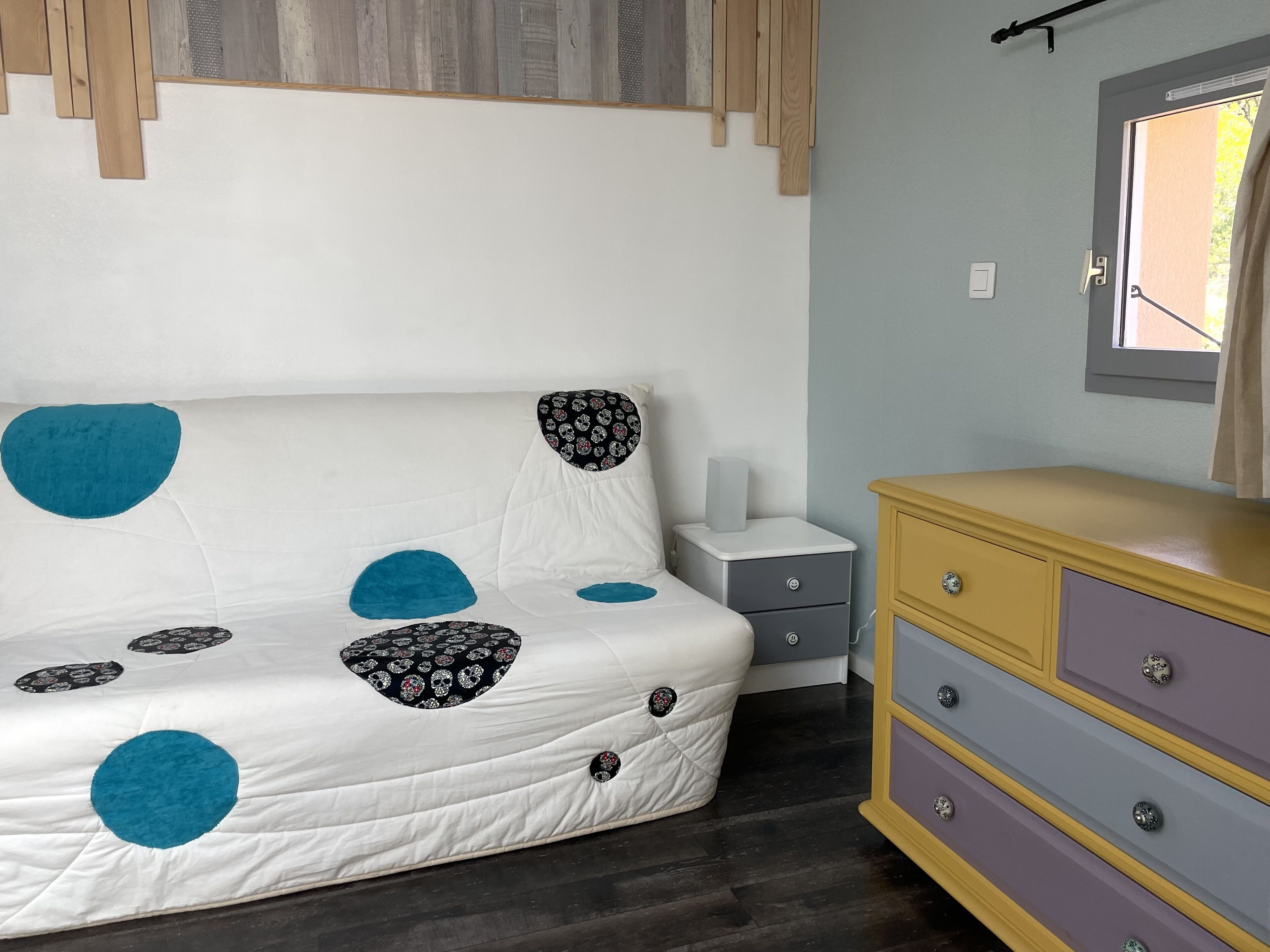 Bright cozy apartment with sea view, large sheltered terrace 15 minutes from the beaches