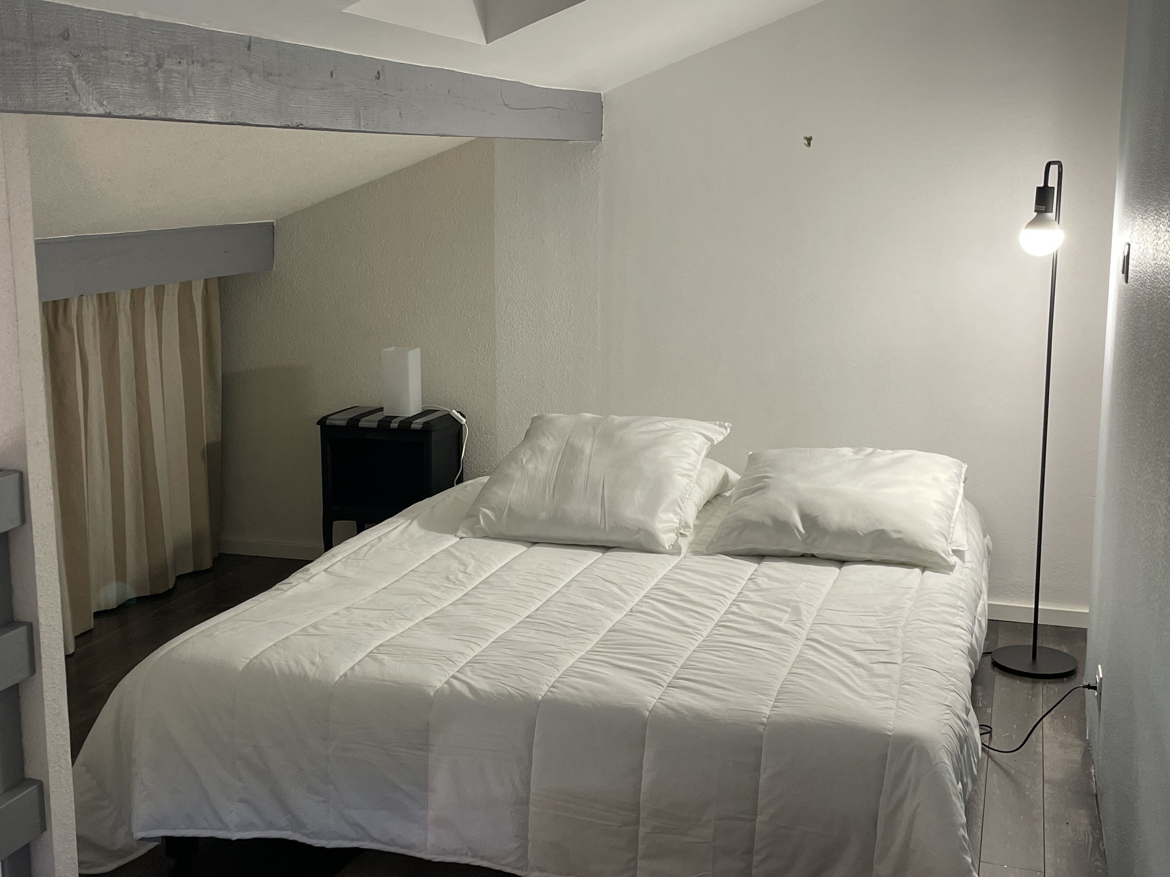 Bright cozy apartment with sea view, large sheltered terrace 15 minutes from the beaches